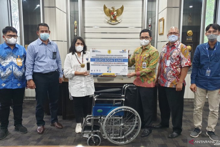 Taspen berikan bantuan kursi roda kepada Pemkab HST