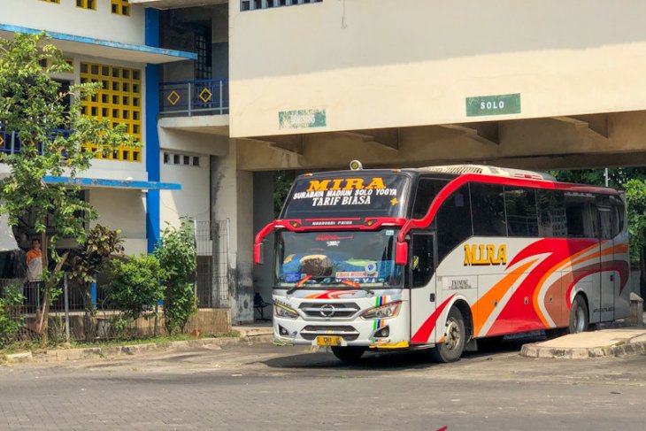 Bus tanpa stiker khusus akan