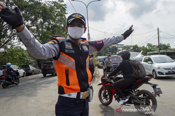 Hari pertama larangan mudik di perbatasan Karawang 