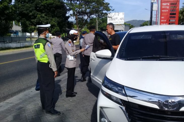 Polisi Situbondo paksa empat mobil pemudik untuk putar balik