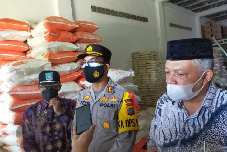 Polisi Bangka Barat meminta warga laporkan penimbun sembako
