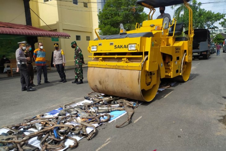 Polresta Pontianak musnahkan ratusan knalpot tidak standar