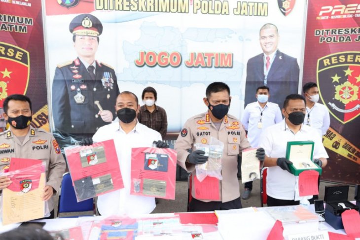 Polda Jatim bekuk residivis kasus penipuan tanah, tipu korban hingga Rp48 miliar