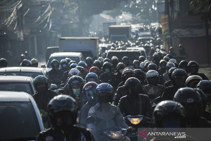 Pemberlakuan larangan mudik di perbatasan Kota Bandung 
