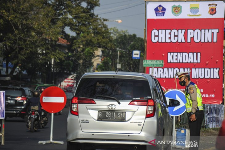Pemberlakuan larangan mudik di perbatasan Kota Bandung 