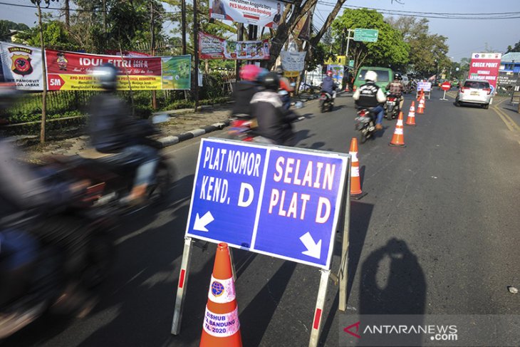 Pemberlakuan larangan mudik di perbatasan Kota Bandung 