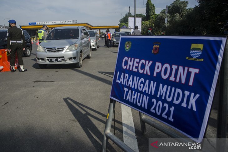 Penyekatan larangan mudik di tol Pasteur 