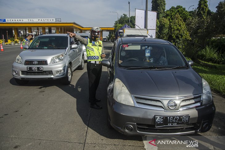 Penyekatan larangan mudik di tol Pasteur 