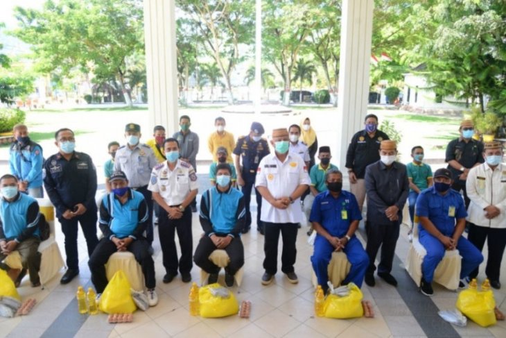 Ratusan buruh pelabuhan-porter bandara Gorontalo terima bantuan pangan