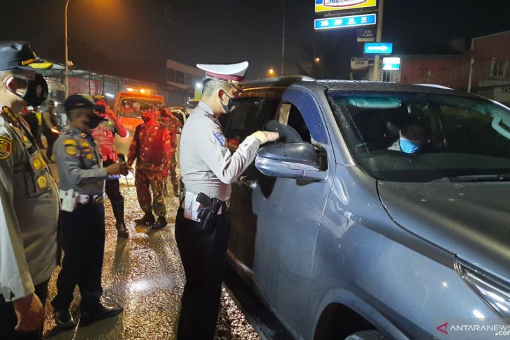 Puluhan kendaraan diputar balik di jalur perbatasan Kabupaten Tangerang
