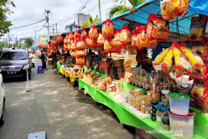 Pedagang kue dadakan di Meulaboh raih omzet jutaan jelang Lebaran