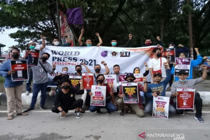 Rayakan kebebasan pers dengan penuh tanggung jawab