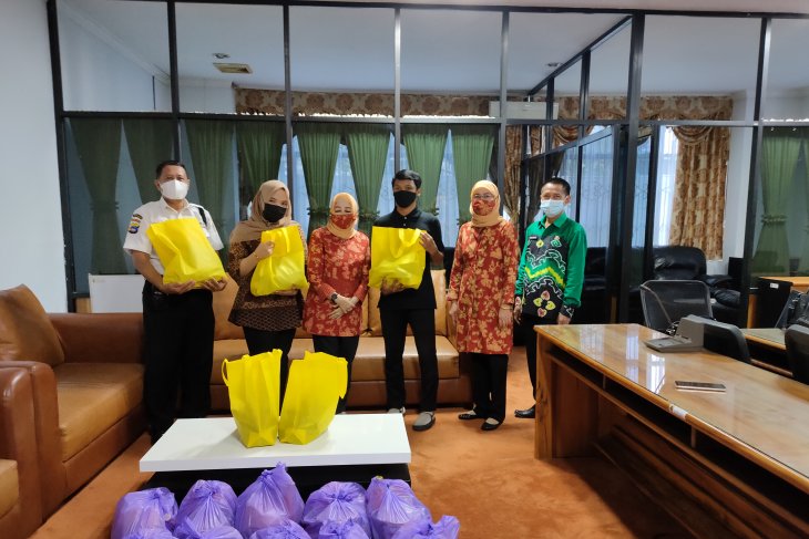 Setwan Kalsel berbagi dengan honorer dan Satpam