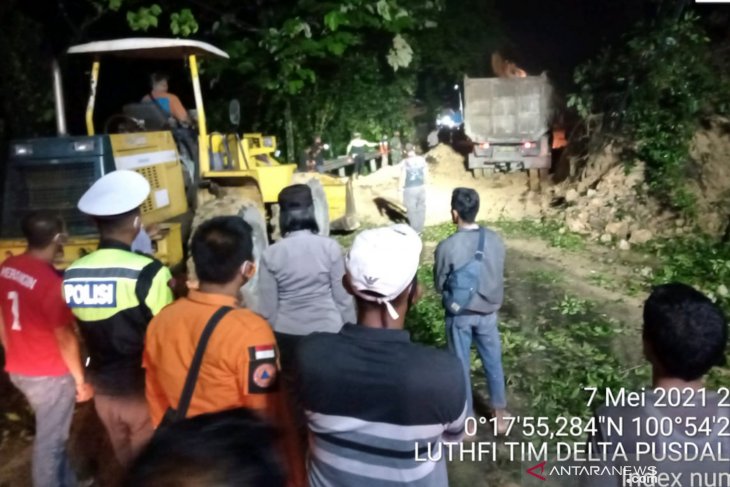 Material longsor disingkirkan, lalu lintas jalan lintas barat Riau-Sumbar kembali bisa dilintasi
