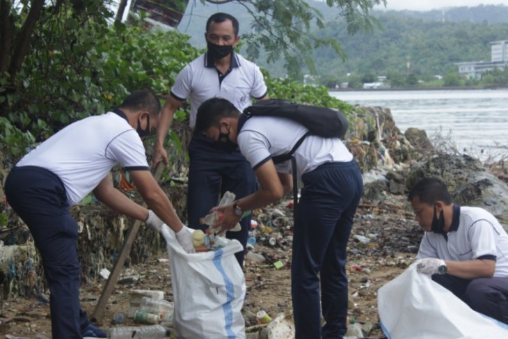 Lantamal IX Ambon bersihkah pesisir Teluk Ambon bagian dalam