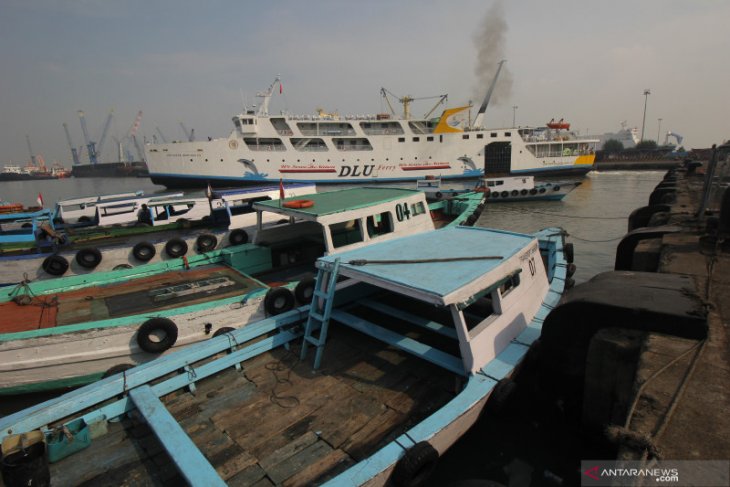 Pelabuhan Tanjung Perak lengang