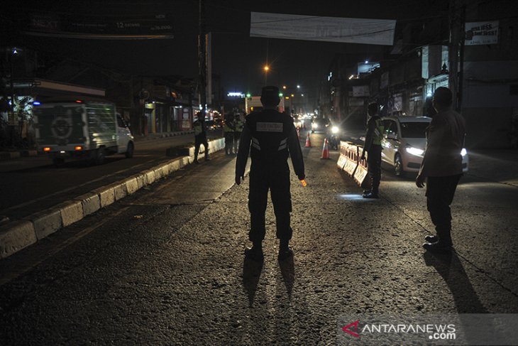 Penyekatan kendaraan di perbatasan Bandung - Sumedang 