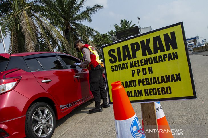 Penyekatan pemudik di gerbang tol Karawang 