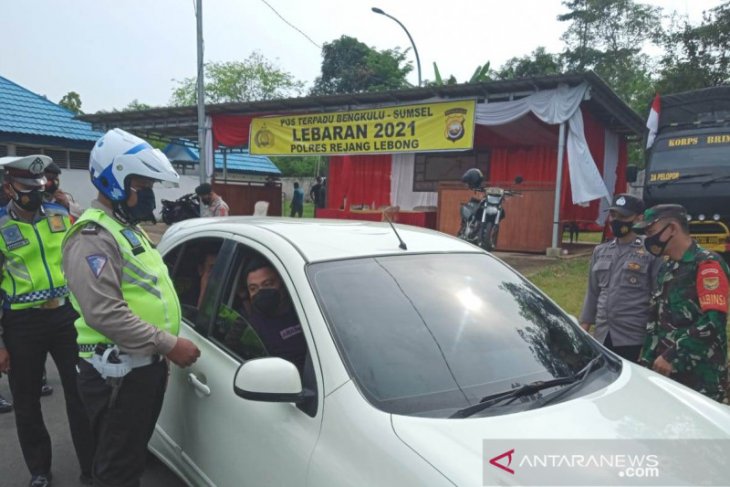 Petugas halau lima kendaraan pemudik di Rejang Lebong