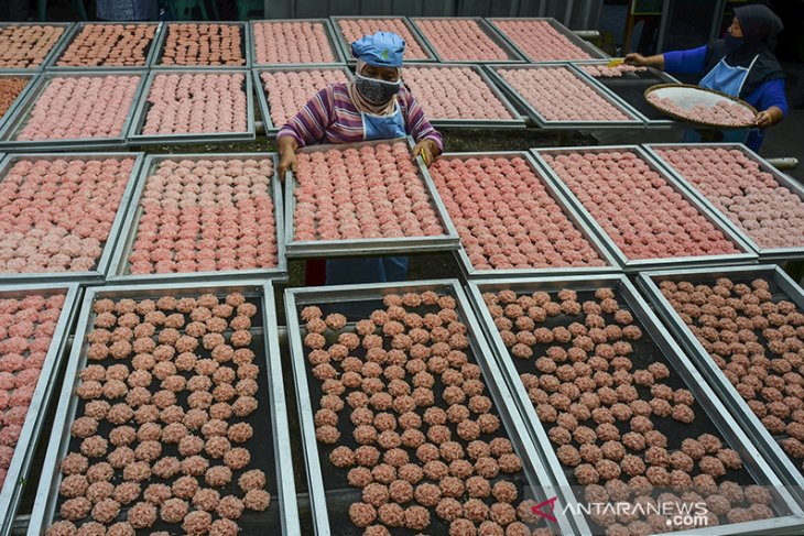 Produksi makanan tradisional rengginang 