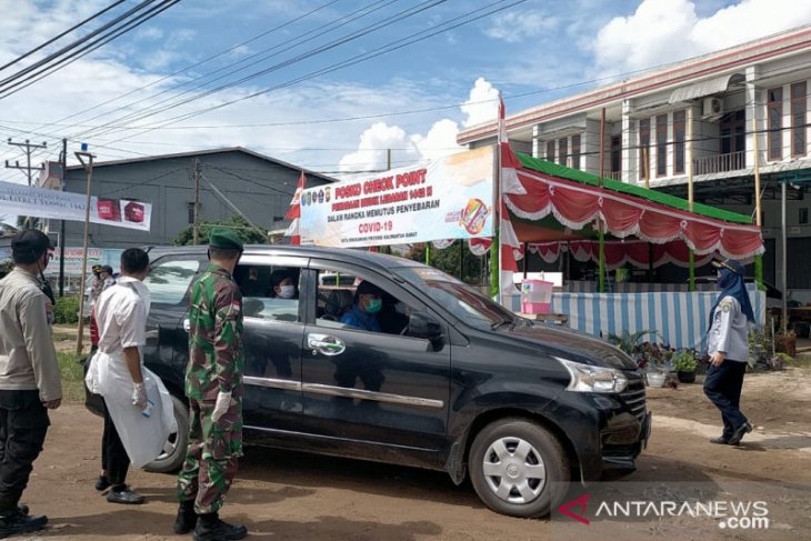 Satgas COVID-19 cek suhu tubuh setiap orang masuk Kota Singkawang