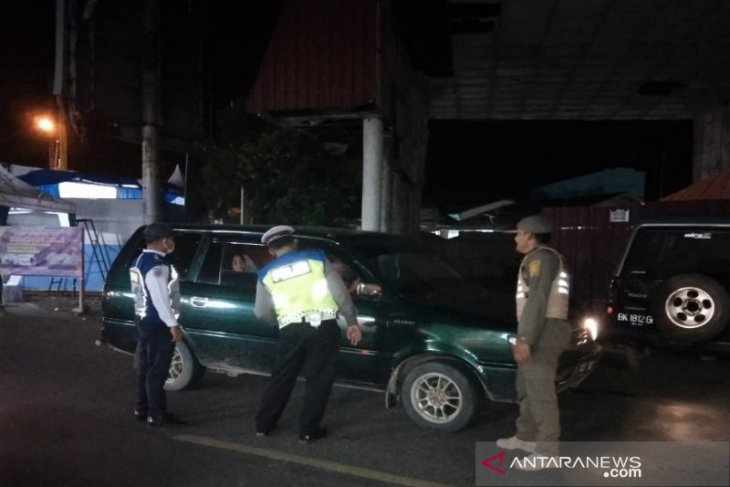 Petugas penyekatan mudik di Tapsel paksa lima mobil putar balik