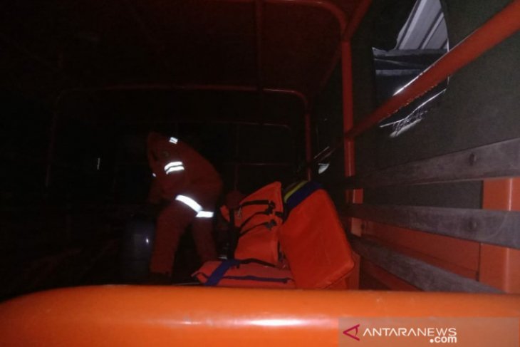 Tim SAR mencari seorang warga hilang terseret arus sungai