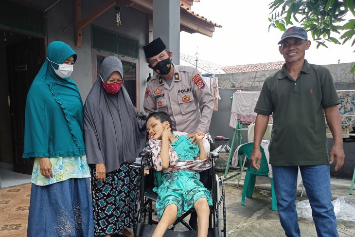 Anisa bocah yatim piatu idap kelumpuhan di Cilegon butuh uluran tangan
