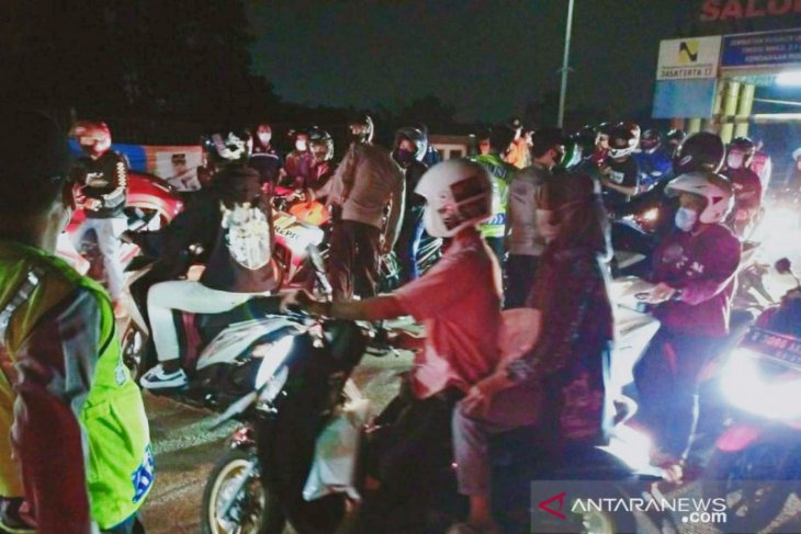 Ratusan pemudik lintasi