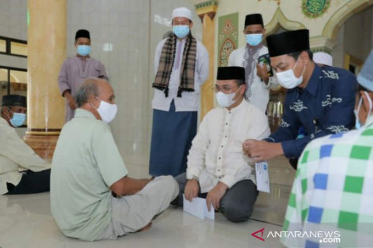 Gubernur Babel berikan santunan kepada 100 mustahik di Kelurahan Sinar Baru