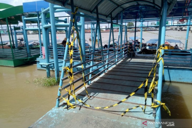Nakhoda kapal dengan petugas Dermaga 16 Ilir Palembang 'kucing-kucingan'