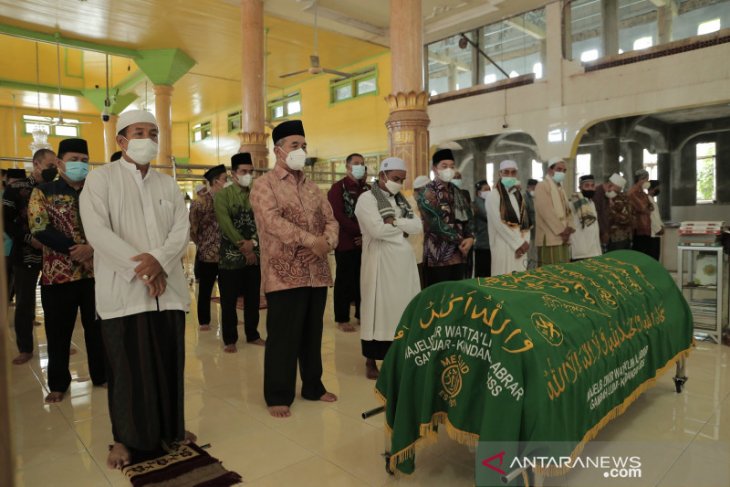 Bupati HSS berduka, lansia asuh