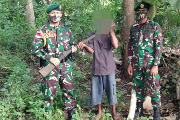 Warga menyerahkan 10 pucuk senjata api ke Satgas Pamtas RI-Timor Leste