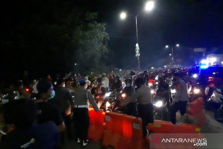 Polda Metro kerahkan ratusan personel tambahan di titik sekat Bekasi (video)