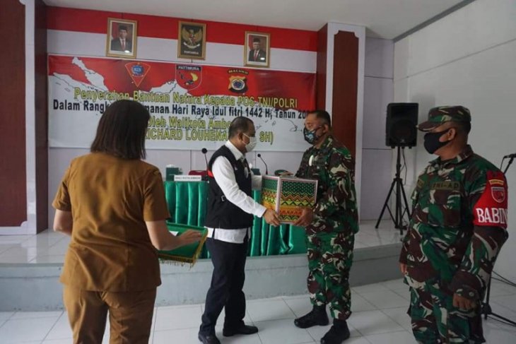 Pemkot Ambon serahkan paket kebutuhan pokok bagi TNI Polri