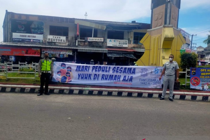 Jelang Lebaran, Jasa Raharja Babel Bersama Kepolisian Pasang Spanduk Himbauan Cegah Lakalantas