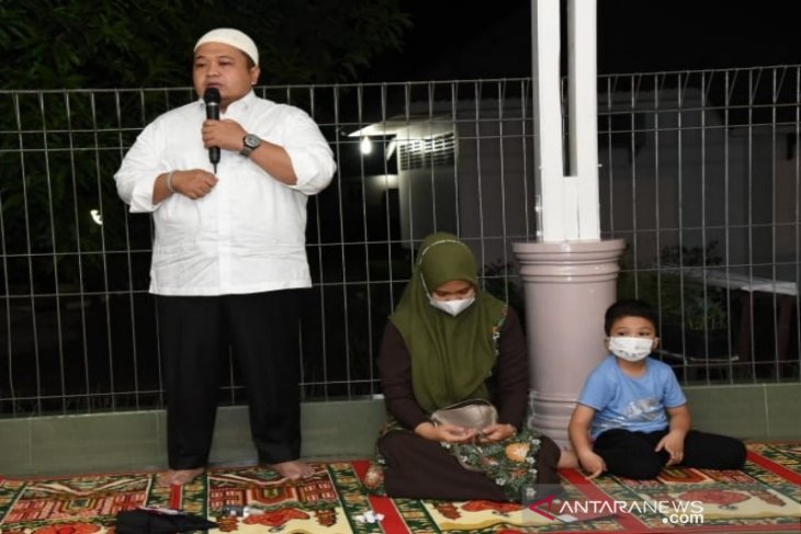 Bupati Tapsel ajak masyarakat tunda bepergian ke luar daerah