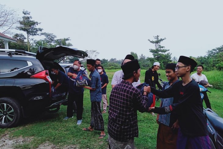 IKA Unpad Komda Banten salurkan bantuan bagi yatim dan santri salafi