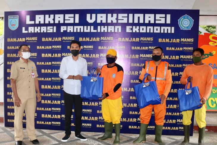 Bupati serahkan bantuan paket lebaran petugas kebersihan