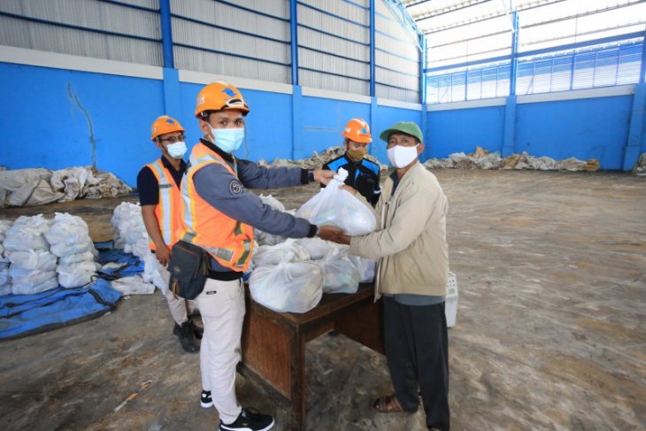 Pelindo III bagikan 37 ribu paket sembako jelang Lebaran