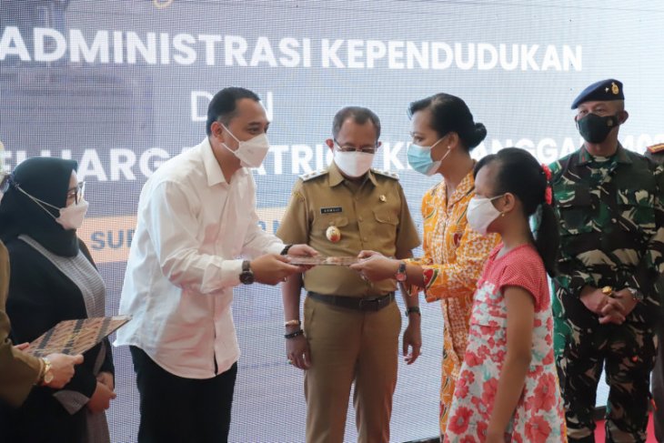 Belasan keluarga awak KRI Nanggala di Surabaya dapat tali asih