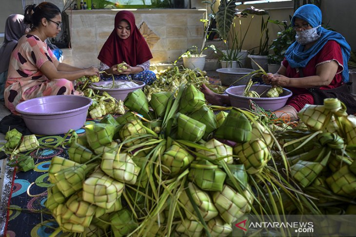 Perajin ketupat lebaran 