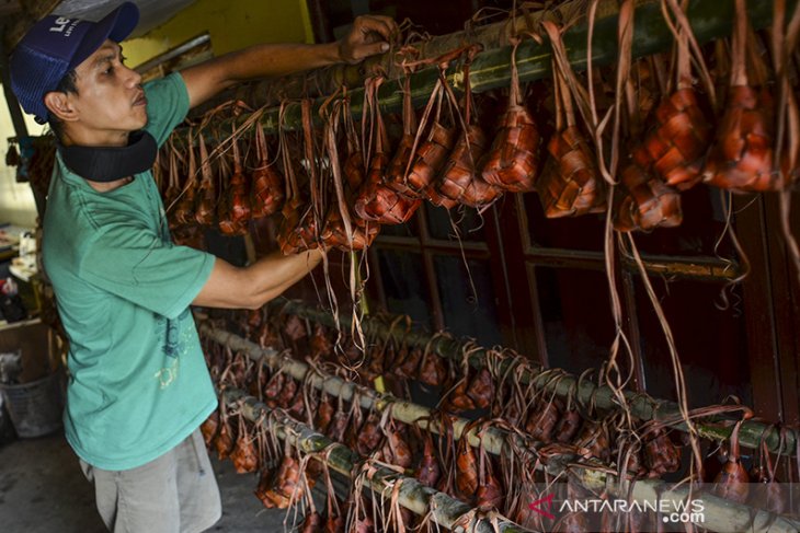 Perajin ketupat lebaran 