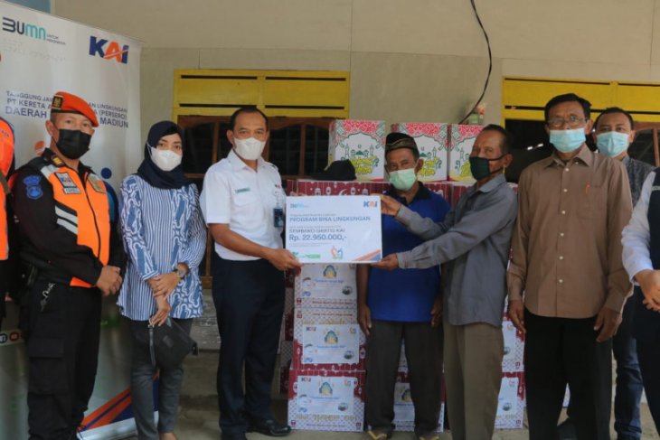 KAI bagikan 153 bantuan paket sembako di Madiun dan Kediri