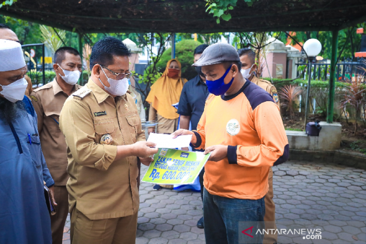 Wali Kota salurkan zakat dari Baitul Mal untuk 616 petugas kebersihan