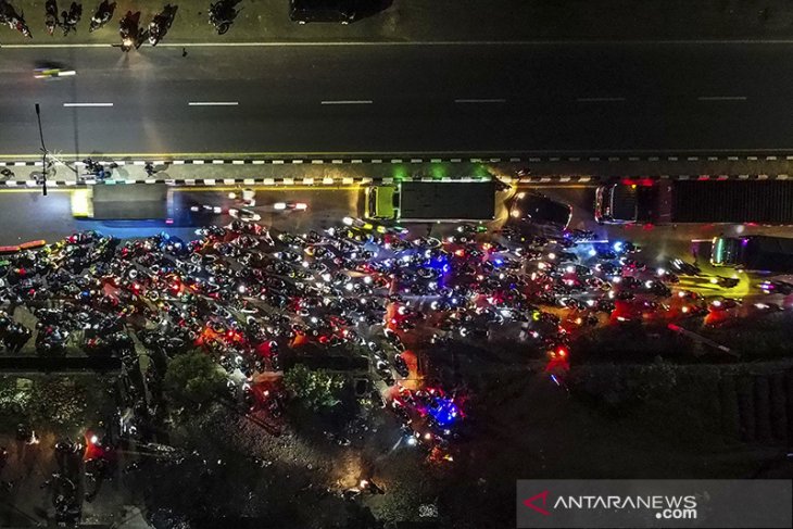 Pemudik motor terjebak kemacetan di Subang 