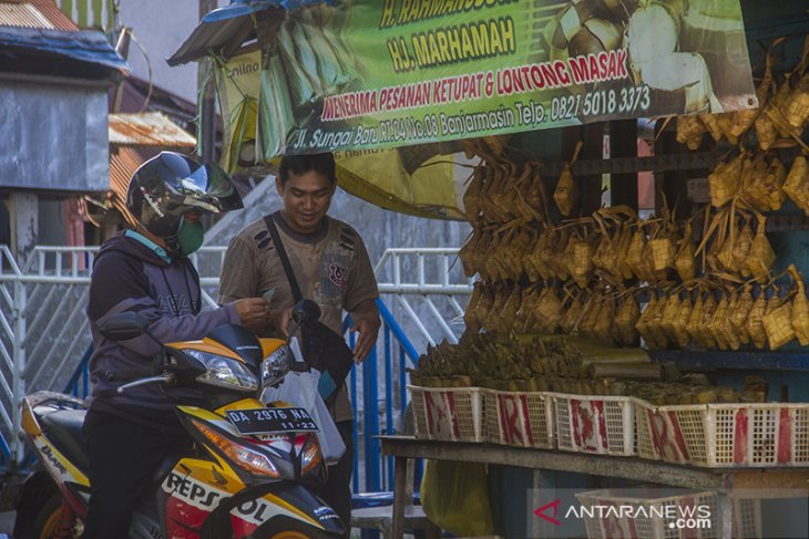 Jelang Idul Fitri Penjualan Ketupat Meningkat