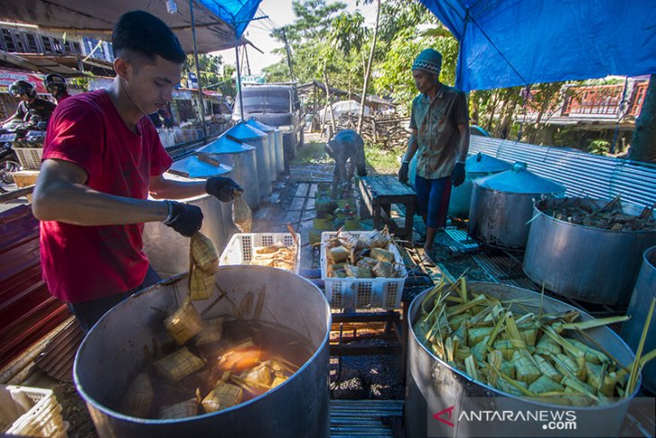 Jelang Idul Fitri Penjualan Ketupat Meningkat