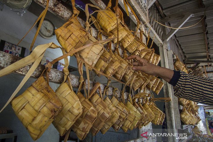 Jelang Idul Fitri Penjualan Ketupat Meningkat