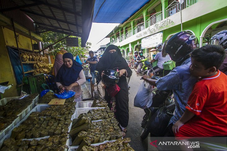 Jelang Idul Fitri Penjualan Ketupat Meningkat